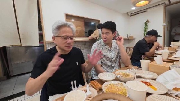 黄仁勋黄页找台积电电话 张忠谋回电黄仁勋喊全体安静