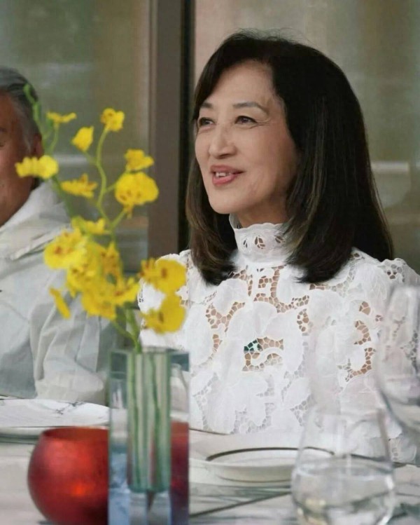 TVB老戏骨被粉丝围住合照，78岁状态好，连续三年跑渣马10公里
