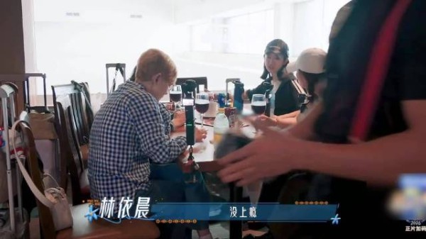 吴君如出游仍挂念功夫女足,关注影片票房和网友评价