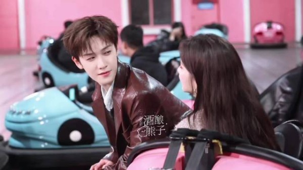 我不行了,所有人把般配两个字打在碰碰车上