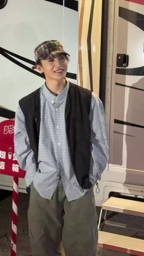 凌晨下班张翅接住粉丝爱意