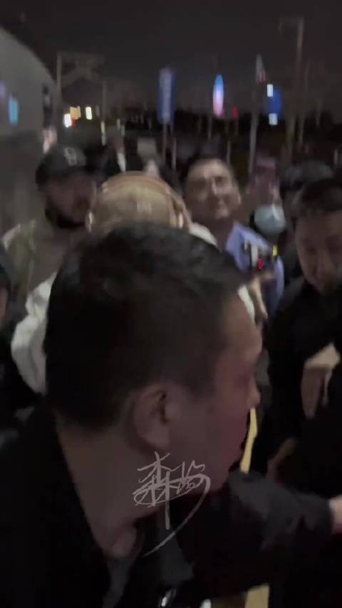 鹿晗被挤仍关心粉丝受伤