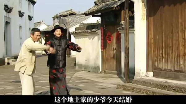 福贵为爱敢于抢亲,勇气与深情跃然纸上,尽显为爱勇敢、奔赴的壮烈篇章