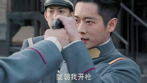 不愧是父子啊,这两人的招数都一模一样! 玉簟秋|丞磊 徐若晗 张丰毅