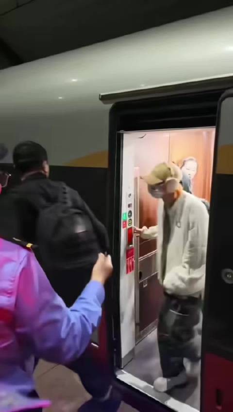 以前看过机场,没想到高铁站台追星也这么疯狂啊