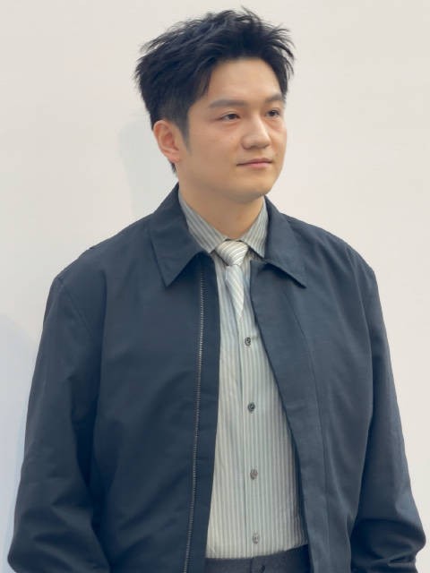 樊振东亮相上海RIMOWA嘉里新店活动,all black造型搭配条纹衬衫,清爽又干净