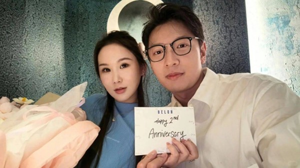 TVB前男星结婚两周年晒甜蜜合照，小10岁妻子长文告白，赞他沉稳