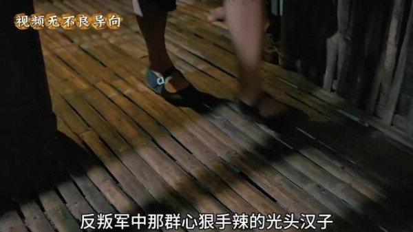 年轻女孩被武装分子强行拖走，众人沉默目睹暴行