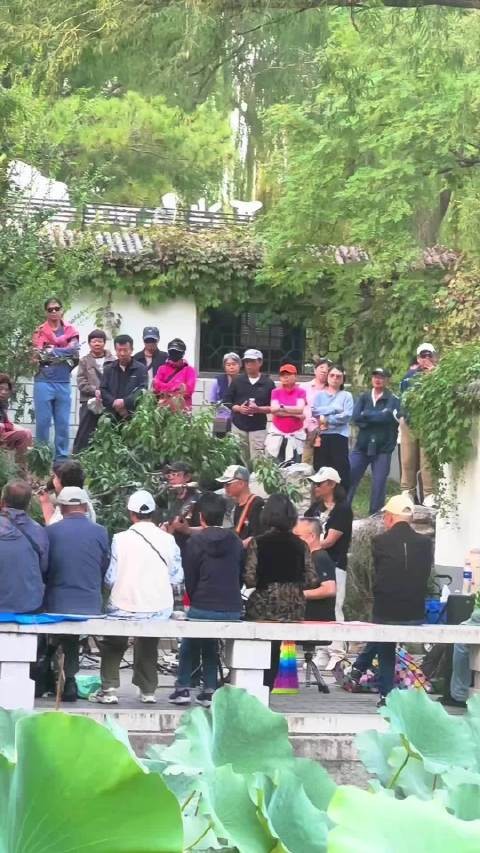 不愧是首都,老爷老奶都比咱年轻人时尚有活力