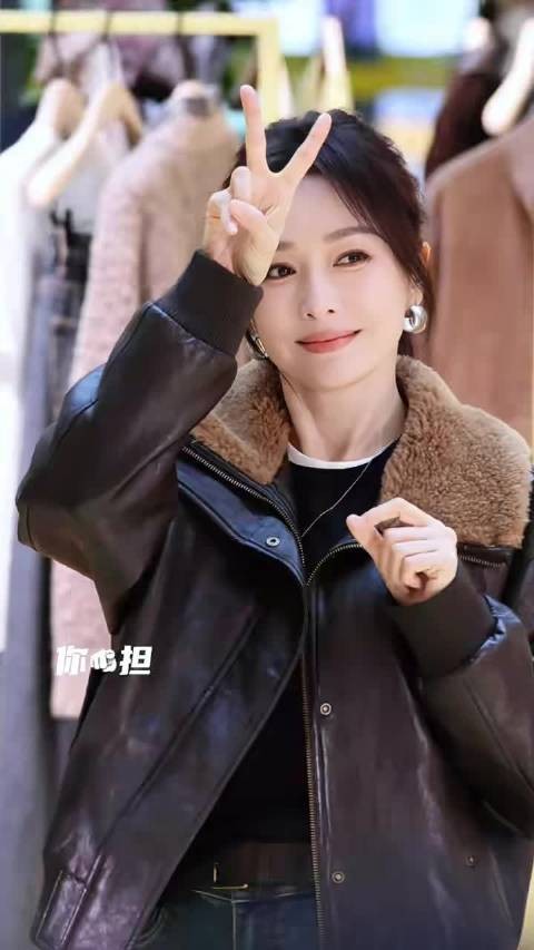秦岚皮衣造型酷感十足，甜美嗓音令人心动