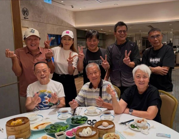 TVB老戏骨刘江与白发妻子罕见同框，开心与老友聚会，离巢6年偶尔接戏