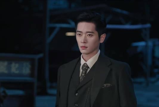 男主不愧是男绿茶啊！凭什么后来者居抢，因为他一整个又争又抢！
