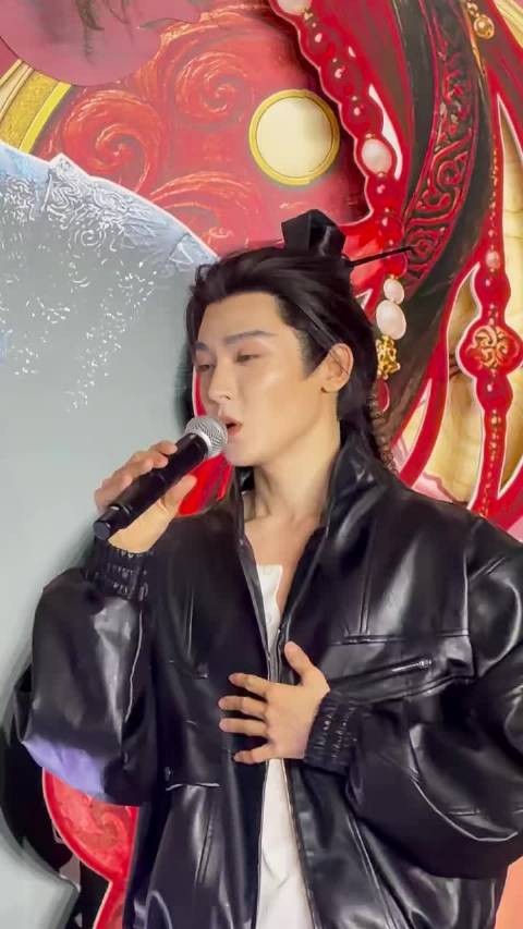 侯明昊杀青唱新歌,抽查粉丝新歌烫嘴