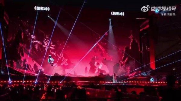 密集的英文rap段落咬字丝滑,全程不掉速,全开麦高音依旧扎实有力