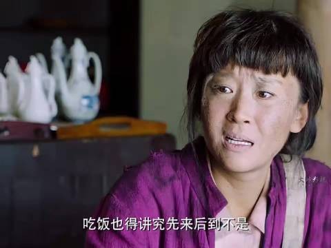 女乞丐拿石头当银子使去饭店里点菜