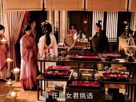 魏娆为陆濯祈福满身金饰,陆濯亲自挑金簪