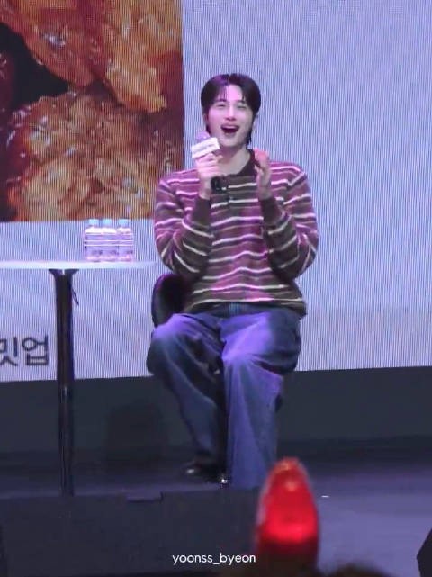 边佑锡出席校村炸鸡粉丝见面会参与看图猜题游戏
