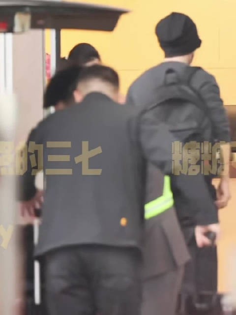 肖战北京出发南京演唱会路透小合集 南京的空气中都将是肖战的味道