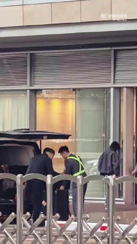 肖战出发南京备战演唱会,allblack冷帽机场造型