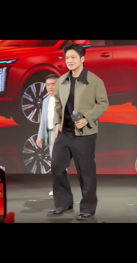 樊振东亮相凯迪拉克发布会,现场抢镜引关注