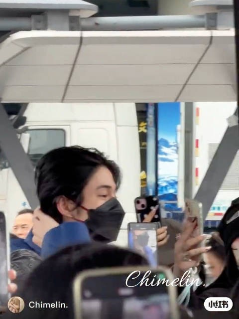 虽然但是我爸爸真的好帅啊 还好长的高不然都被挤没了 至今没发现长的高的坏处