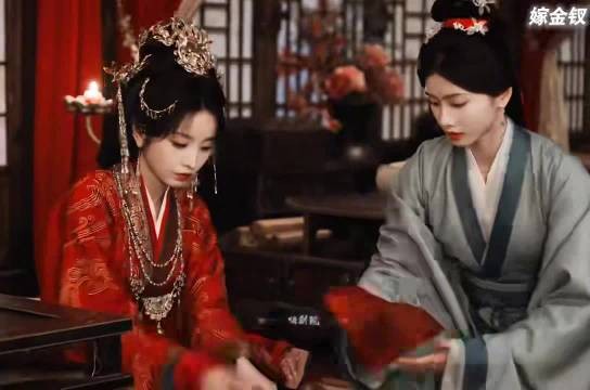 田曦薇嫁金钗红衣回眸镜头出圈,一人分饰两角