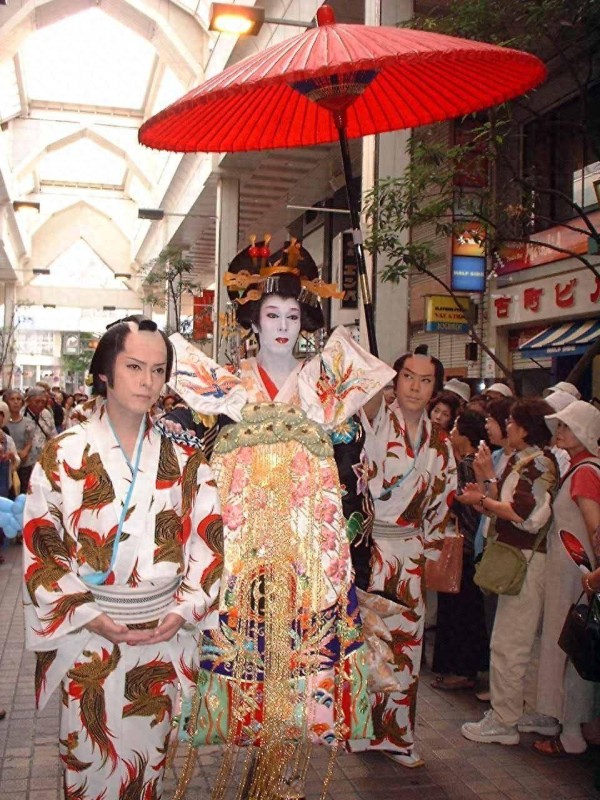 日本花魁：一掷千金也不一定得佳人的青睐，退休后一生还不清债务