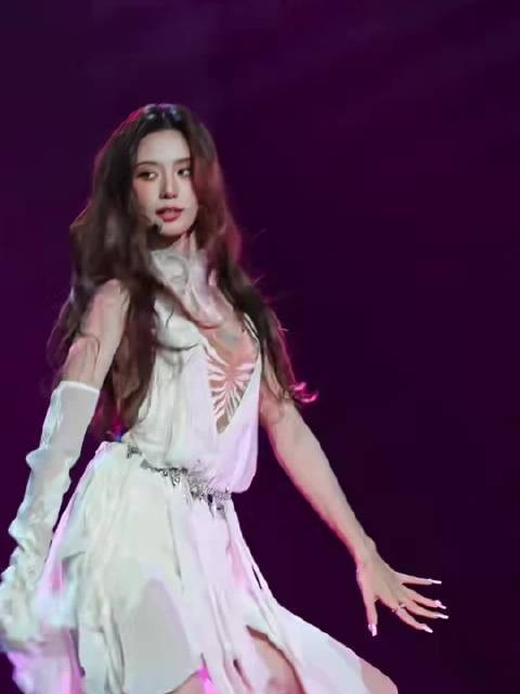徐艺洋穿宽松衣服不显怀,上月黄誉博演唱会唱跳又美又辣