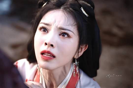 建议大家去看嫁金钗原片，一人分饰两角张力拉满