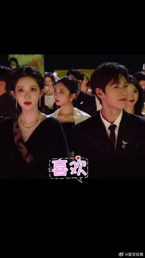 昀牵孟绕就这么甜得旁若无人