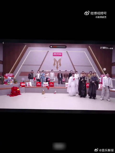 王赫野这个舞步,看着像踩在烫地板上,又滑稽又上头