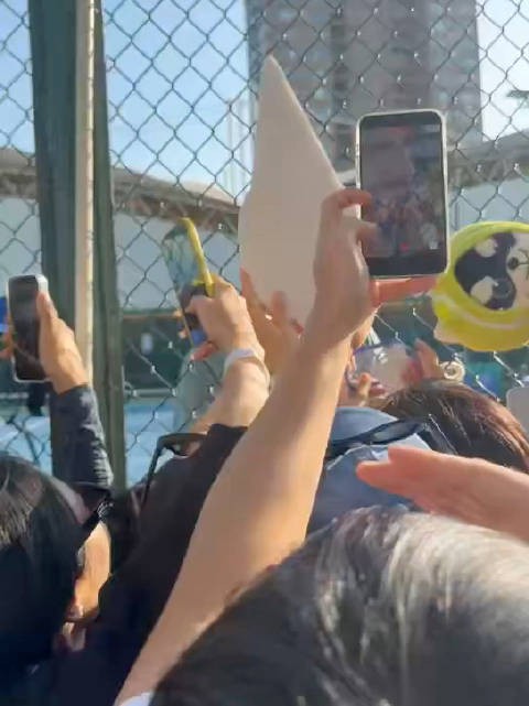 莱巴金娜隔着铁网栏给粉丝签名 这真的是双向奔赴啊