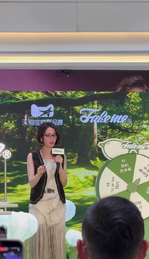 迪丽热巴无锡线下活动人气高，现场被赞好臭屁好萌