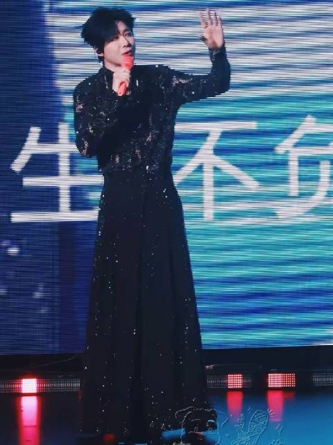 刘宇宁法拉利顶级身材 唱商又高长得又帅 完美的梦中情人