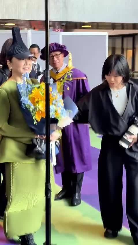 徐克获荣誉博士林青霞献花