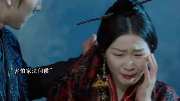 金靖饰演宫紫商在修罗场吃瓜,看戏投入演得尽兴