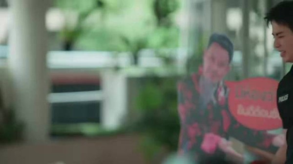 奶茶绑哑铃边锻炼边喝
