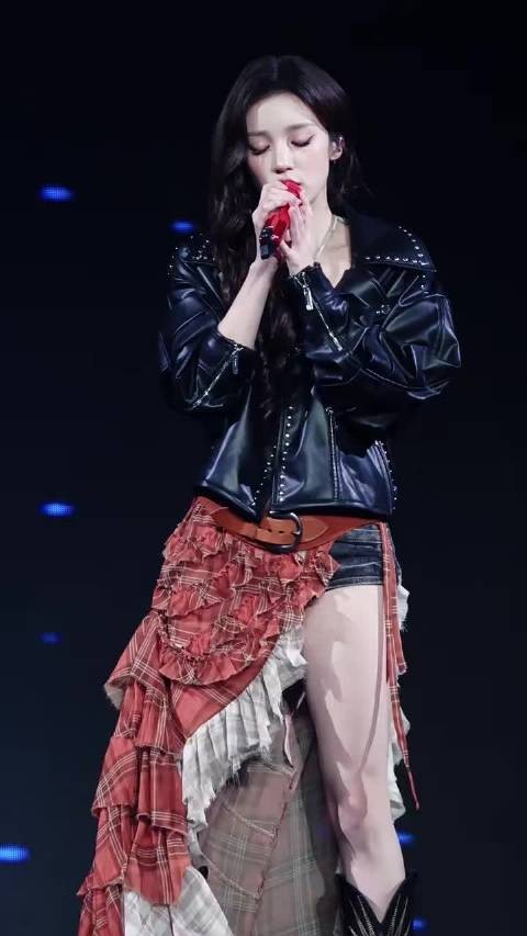 宋雨琦演唱会大屏生图扛住镜头美出圈
