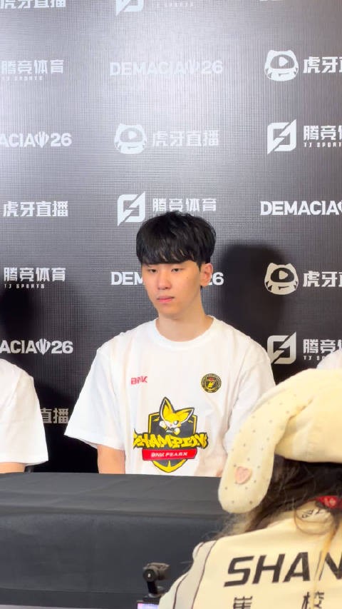 Q:自己和Monki的不同点是什么? Raptor:我打得更主动一点