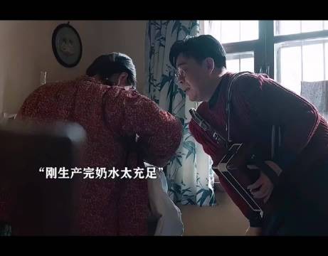 妻子给丈夫喂奶被邻居不敲门闯进来撞见,居然还没翻脸