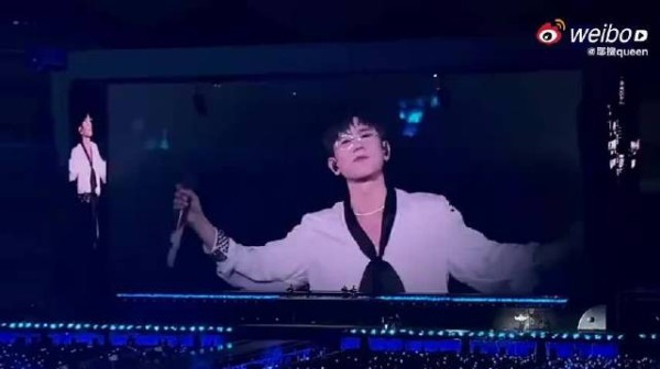 张杰演唱会打造彩带池,星星蝴蝶造型彩片铺满地面
