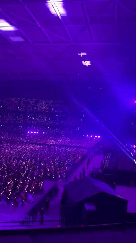 周杰伦悉尼演唱会,5万多人的体育场,除了遮挡区,基本坐满了,这个上座率