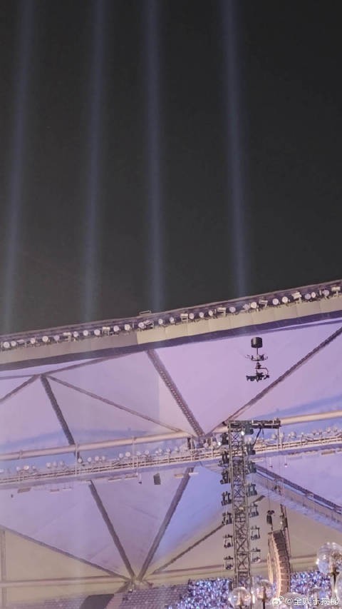 张杰演唱会彩带池藏星星蝴蝶小火车造型