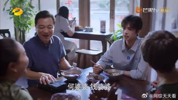 邻居打趣让李海潮在凌霄子秋中挑女婿,凌霄:我努力