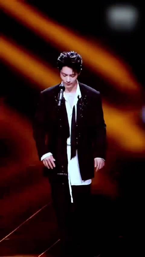 肖战1005生日快乐,笑容如阳光驱散阴霾