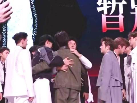 曾辉淘汰李光洁落泪,披哥舞台兄弟情动人