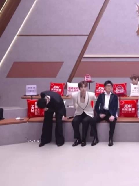 这个艾热在后台干什么！