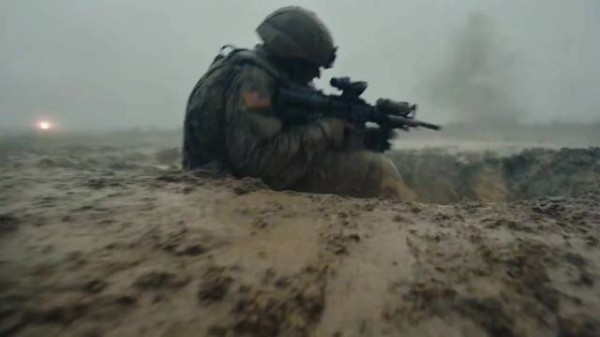 战场上暴雨砸下来,你蹲在散兵坑里,头一件事干啥?
