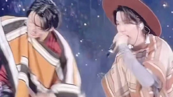 Jump的时候围着哥哥转圈哈哈 ‪261017 BTS世巡 智利圣地亚哥演唱会Day3 ‪‬