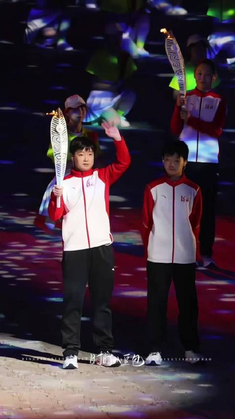 被旁边小朋友提醒才发现自己站错位的莎莎就这样一小步一小步挪过去